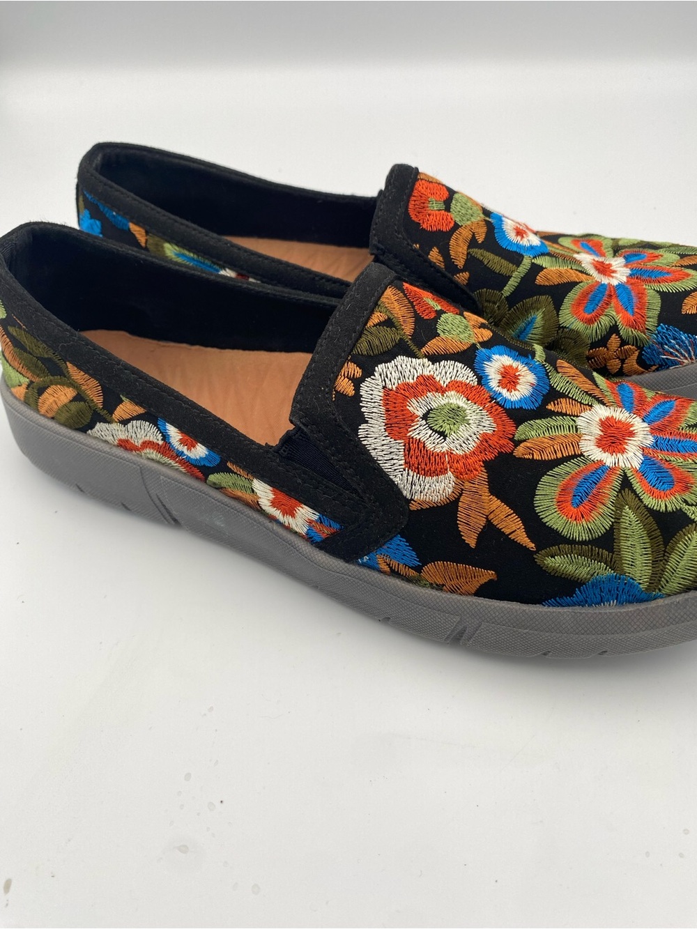 Baretraps Bonaire Floral Boho
Embroidered Canvas Slip-On Sz 10 - Picture 3 of 9